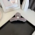 Grande pince à cheveux en peluche marron Maillard ornée d'une perle centrale - Khaki