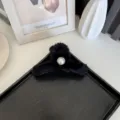 Pince à cheveux noire en peluche avec une grande perle pour les coiffures d'hiver - Noir