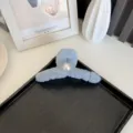 Pince à cheveux élégante en peluche bleue avec une grande perle style minimaliste - Bleu Brume