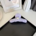 Grande pince à cheveux en peluche violette avec perle pour coiffures d'automne et d'hiver - Violet