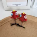 Glitzernde rote Weihnachtsbaum Haarklammern mit Feder - Roter Weihnachtsbaum