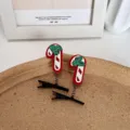 Niedliche Weihnachts-Zuckerstangen-Haarklammern mit Krokodilklemmen auf einem Tablett - Zuckerstange
