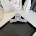 Grande pince à cheveux grise en peluche avec perle pour coiffures d'automne et d'hiver - Gris