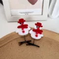 Ein Paar festliche Weihnachts-Schneemann-Haarklammern mit roten Hüten und Federn - Schneemann