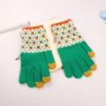 Strick-Touchscreen-Handschuhe Detail mit grünem Stoff, Erdbeermuster und gelben Fingerspitzen. - Einheitsgröße / Gestreiftes Grün