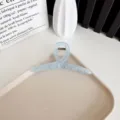 Grande pince à cheveux 13cm bleu givré avec un design ruban élégant pour cheveux épais. - Grand Ruban / 13cm / Bleu Brume