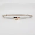 Elegante dunne zilveren lederen riem met ronde gouden gesp voor jurken en kostuumjassen. - Zilver