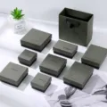 Detaillierte Makroansicht luxuriöser dunkelgrüner strukturierter Schmuckschatullen und Set - Stülpdeckelschachtel (Schwarz & Grau) / 5X8X3cm