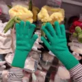 Vista detallada de guantes de punto de invierno con textura de lana cálida y cómoda. - Talla única / Verde esmeralda