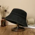 Λεπτομερής όψη μαύρου καπέλου denim bucket με λεπτές ραφές και casual ρετρό σχεδιασμό. - Καθαρό μαύρο