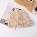 Beige gebreide muts met letterpatch, stijlvolle warme winterse omslagmuts voor dames. - HIOW gebreid beige