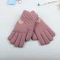 Primer plano detallado de cómodos guantes de invierno de punto rosa con un diseño de corazón. - Talla única / Malva