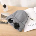 Berretto in maglia grigia con occhiali scuri integrati, caldo cappello invernale in lana. - Taglia unica / Grigio