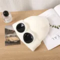 Primo piano dettagliato del berretto in maglia bianca elegante con occhiali integrati. - Taglia unica / Bianco