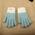 Vista dettagliata dei guanti invernali spessi in maglia touch screen, azzurri con polsino in peluche. - Nuovo Doppio Touch Screen Etichettato Blu