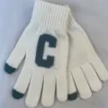 Vue de detail de gants tricotes d'hiver chauds avec la lettre C et fonction tactile. - Blanc