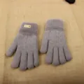 Vista dettagliata dei guanti invernali in maglia grigia con polsino in peluche caldo. - Nuovo Doppio Touch Screen Etichettato Viola Chiaro