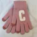 Vue détaillée de gants tactiles en tricot rose, gants d'hiver chauds à cinq doigts avec lettre C. - Rose