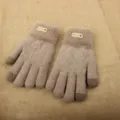 Primo piano dettagliato di caldi guanti touch screen in maglia invernale con polsini in peluche. - Nuovo Doppio Touch Screen Etichettato Kaki