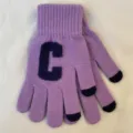 Gants tactiles en tricot violet vue détaillée avec bouts noirs et design de lettre C. - Violet