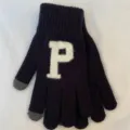 Gros plan de gants tactiles en tricot noir avec détail de lettre P blanche pour hiver. - Taille unique / Lettre P / Noir
