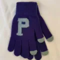 Détail de gants en tricot violet montrant la matière et le grand motif de lettre P. - Taille unique / Lettre P / Bleu Marine