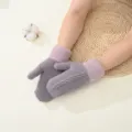Vista dettagliata di caldi guanti invernali in peluche lavorati a maglia con trecce donna. - Trecce a doppio strato - viola chiaro