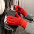Vista detallada de guantes de punto rojo cálidos de invierno, diseño térmico suave para clima frío. - Talla única / Rojo