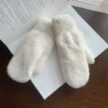 Mitones de invierno mullidos de color crema en felpa suave, guantes de punto cálidos para mujer. - Blanco