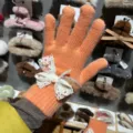 Koreanische Bonbonfarbe Fünffinger-Stoffhandschuhe mit süßer weißer Spitzen-Schleife und Perle. - Einheitsgröße / Orange