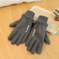 Gros plan détaillé des gants de cyclisme thermiques en polaire épaisse douce et texturée. - Taille unique / Gris