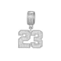 Detailaufnahme des Hip-Hop-Anhängers Nummer 23 in Silber mit glitzernden Zirkonia-Steinen. - Nummer 23 Stil (26)