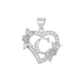 Detailansicht eines silbernen Herzanhängers mit dem Buchstaben C und Zirkonia-Blumen - Buchstabe C / Nur Anhänger (Ohne Kette) / Silber