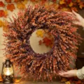 Detail der künstlichen Eukalyptus-Kranz-Herbstdekoration für die Haustür - 5-Zinken Buchsbaumkranz (Herbsternte) / Herbsternte Farben