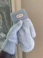 Moffole invernali spesse in maglia calda grigia con etichetta di marca visibile. - Grigio con etichetta