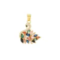 Dettaglio macro del ciondolo a cigno con zirconi multicolore e placcatura in oro - solo ciondolo / Oro con zirconia multicolore