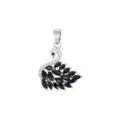 Dettaglio macro di un ciondolo a forma di cigno in argento con zirconi incastonati - solo ciondolo / Argento con Zirconia Nera