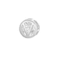 Makrodetail eines silbernen 'V' Buchstaben-Anhängers mit funkelnden Zirkonia für Schmuck - V Anhänger Ohne Kette / Silber