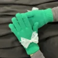 Grüne Strickhandschuhe mit weißer Spitzen-Schleife, süße warme Winterhandschuhe Damen. - Einheitsgröße / Hellgrün