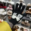 Schwarze Damen Strickhandschuhe mit süßer weißer Spitzen Schleife und Perle für den Winter. - Einheitsgröße / Schwarz
