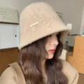 Retro cappello da pescatore soffice invernale da donna berretto lavorato a maglia. - E-756 Cappello a secchiello in lana beige con etichetta in metallo