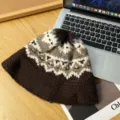 Retro cappello da pescatore in maglia invernale, berretto caldo colorblock marrone per donna. - Cappello da pescatore in maglia marrone scuro E-750