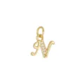 Dettaglio ravvicinato del ciondolo lettera N placcato oro 18K con pietre lucenti incastonate - Lettera N (DZ-425) / Oro