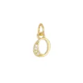 Dettaglio di un ciondolo a forma di lettera O placcato oro con quattro cristalli - Lettera O (DZ-425) / Oro