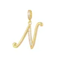 Dettaglio del ciondolo a lettera N in oro con intarsio di zirconi scintillanti - Stile N