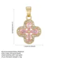 Detailansicht eines vergoldeten Kleeblattanhängers aus Messing mit rosa Zirkonia - Rosa Zirkonia Kleeblatt / Nur Anhänger (Keine Kette) / Gold