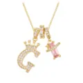 Detailansicht des goldenen Buchstaben G Anhängers mit Krone und rosa Zirkon-Charm - Gold G (Anhänger + Boxkette)