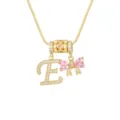 Detailansicht der vergoldeten Halskette mit Buchstabe E und rosa Zirkonia-Schleifenanhänger. - Buchstabe E / Anhänger + Boxkette / Gold