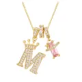 Exquisite Detailansicht des vergoldeten Kronen-M-Anhängers mit rosa Zirkonsteinen - Gold M (Anhänger + Boxkette)