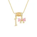 Detail einer Goldkette mit herzförmiger rosa Zirkon-Schleife und Ziffer-1-Anhänger - Zahl 1 / Anhänger + Boxkette / Gold